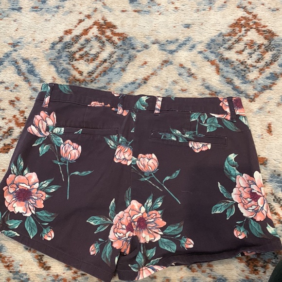 Women’s floral shorts. A little bit stretchy. Barely worn. - Picture 3 of 3
